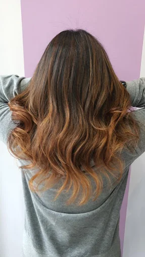 Cheveux caramel ondulés